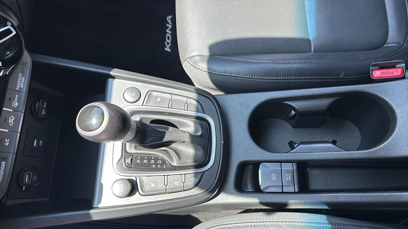Hyundai Kona SEL 2.0 AWD Кожа Люк Дистроник , снимка 8 - Автомобили и джипове - 54389741