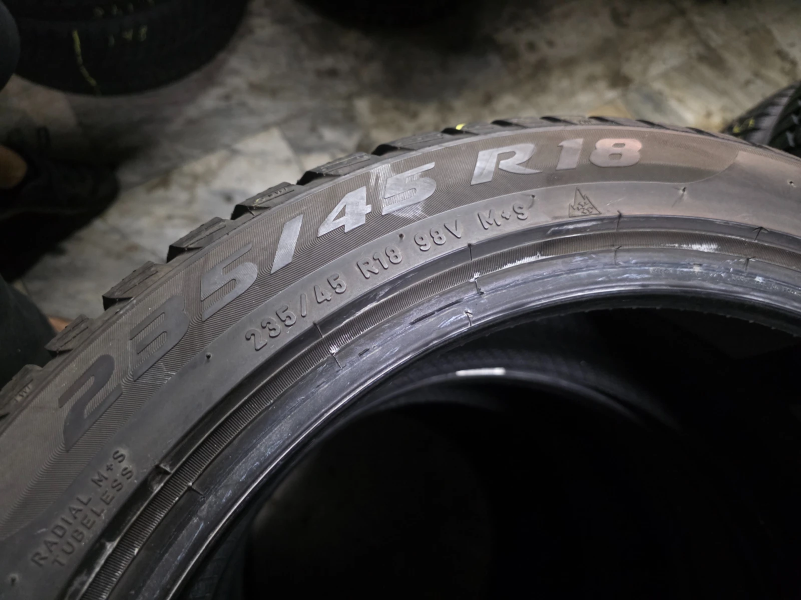 Гуми Зимни 235/45R18, снимка 7 - Гуми и джанти - 55478142
