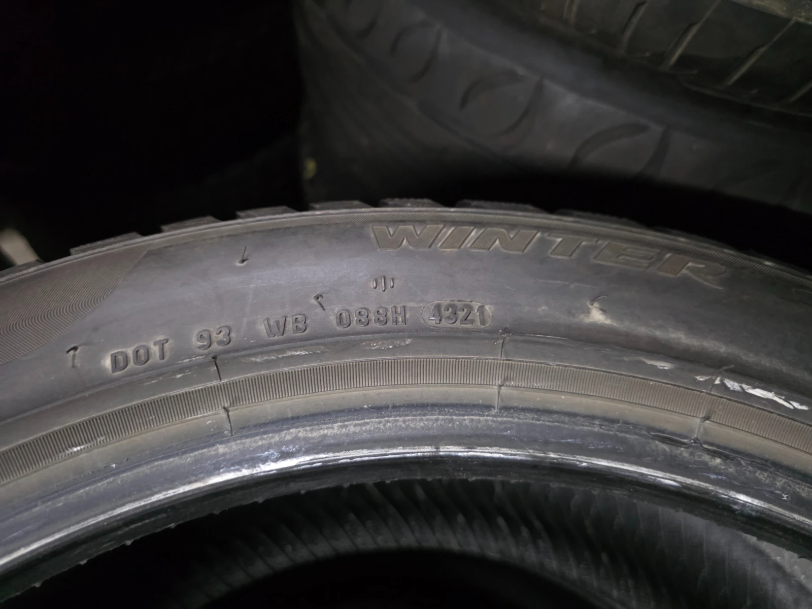 Гуми Зимни 235/45R18, снимка 6 - Гуми и джанти - 55478142