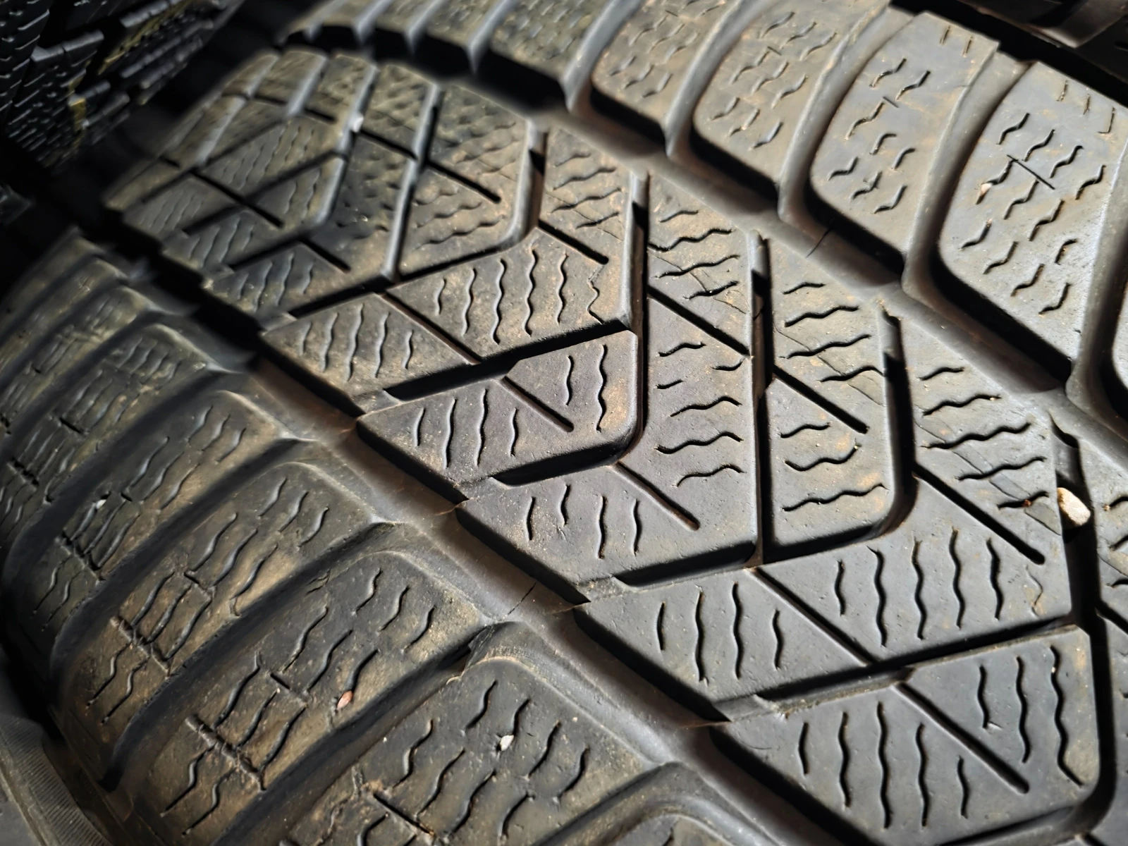Гуми Зимни 235/45R18