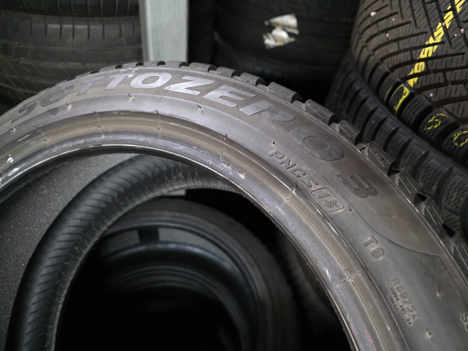 Гуми Зимни 235/45R18, снимка 5 - Гуми и джанти - 55478142