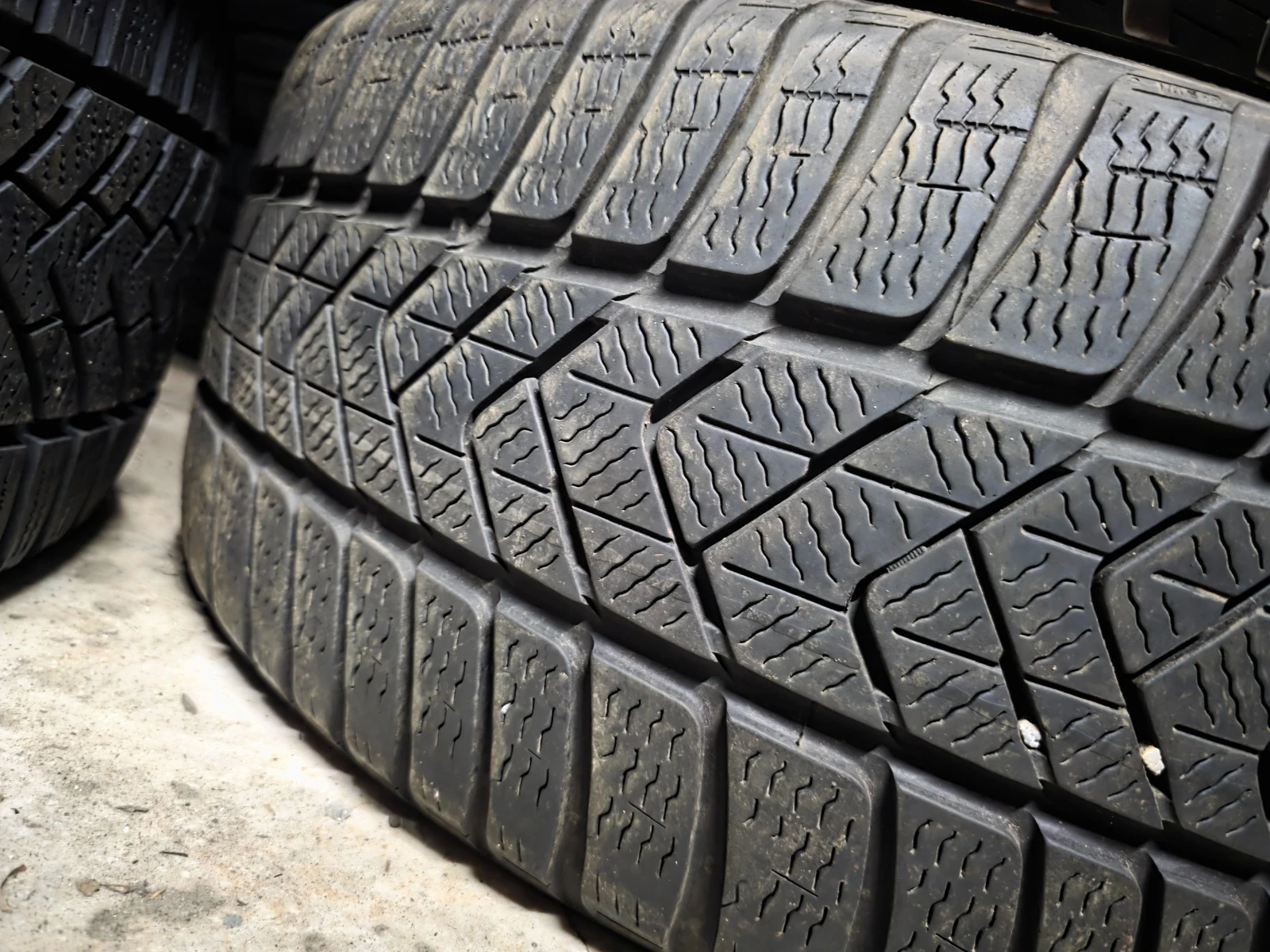 Гуми Зимни 235/45R18, снимка 4 - Гуми и джанти - 55478142