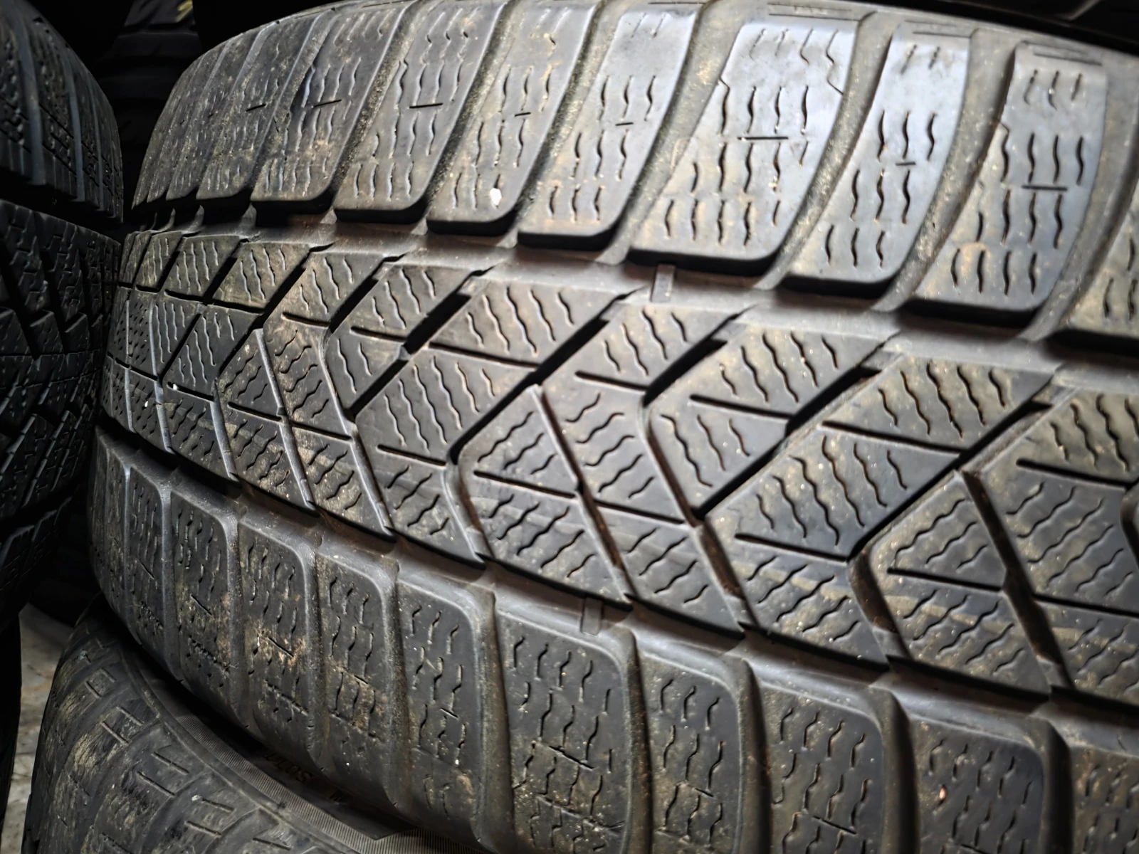 Гуми Зимни 235/45R18, снимка 3 - Гуми и джанти - 55478142