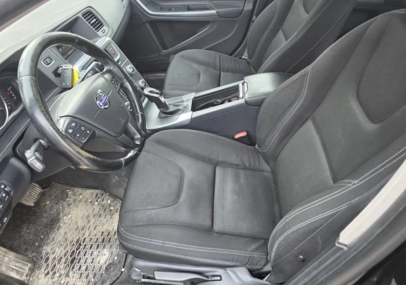 Volvo V60, снимка 3 - Автомобили и джипове - 53523635