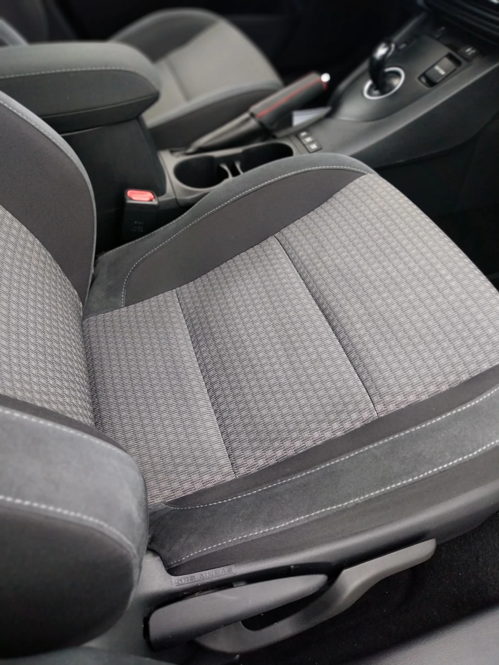 Toyota Auris 1.8 HSD Хибрид - изображение 6