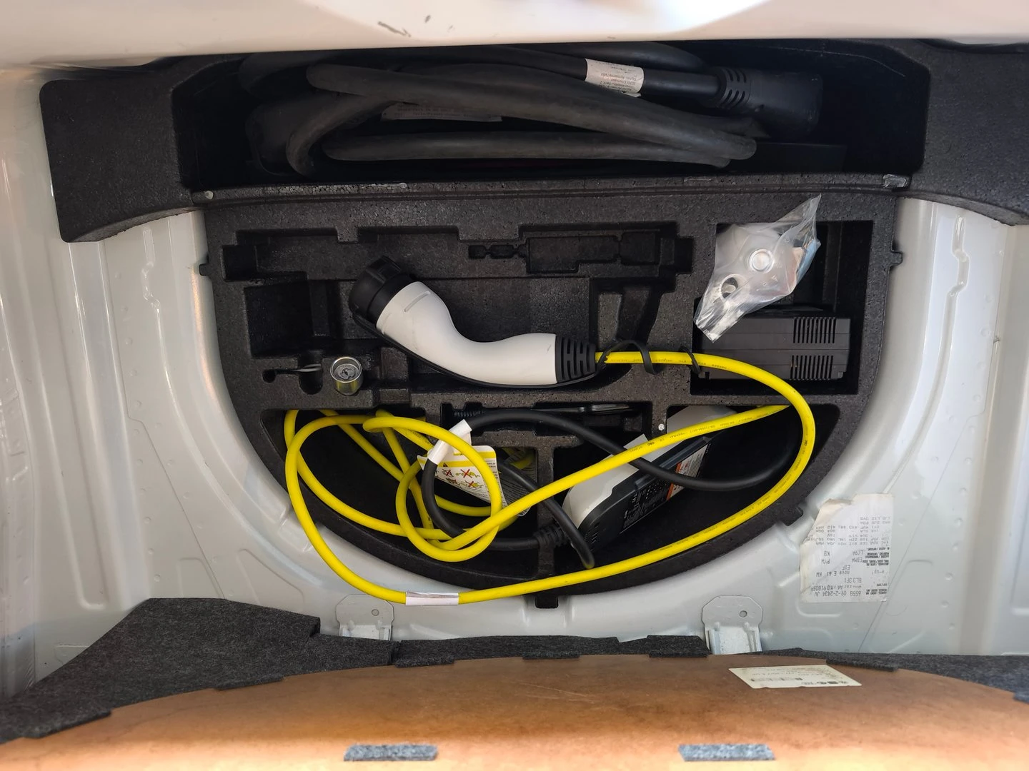 VW Up VW e-up! FWD 32.3 kWh, 61кВт/83к.с./1-ст - изображение 8