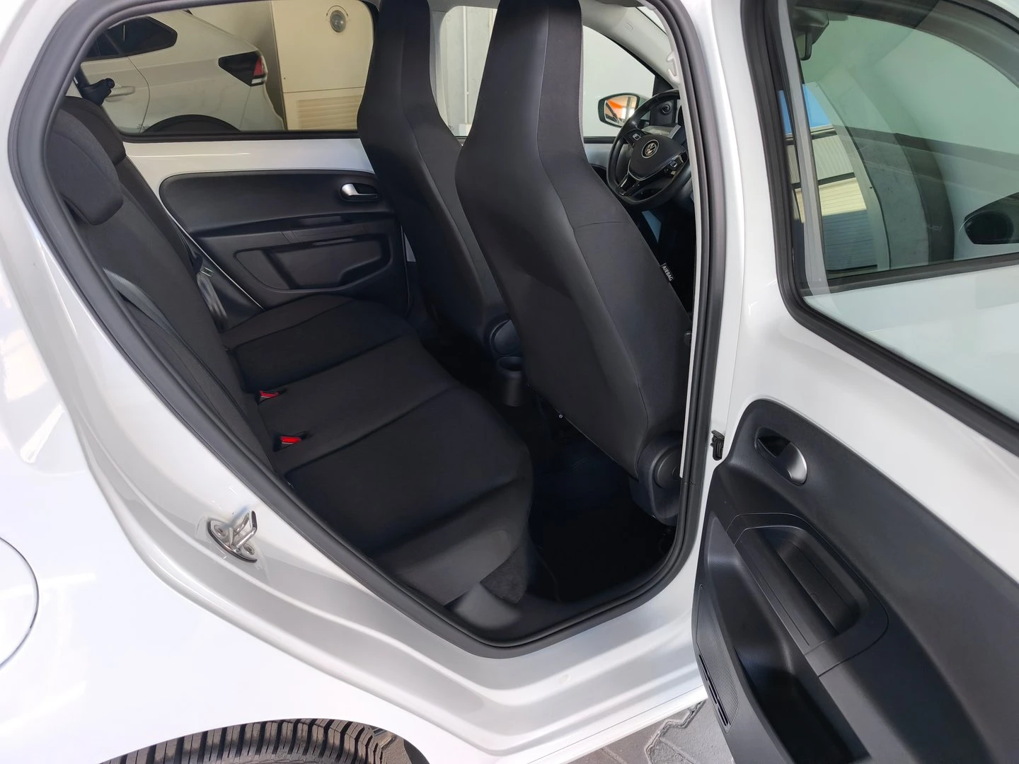 VW Up VW e-up! FWD 32.3 kWh, 61кВт/83к.с./1-ст - изображение 9