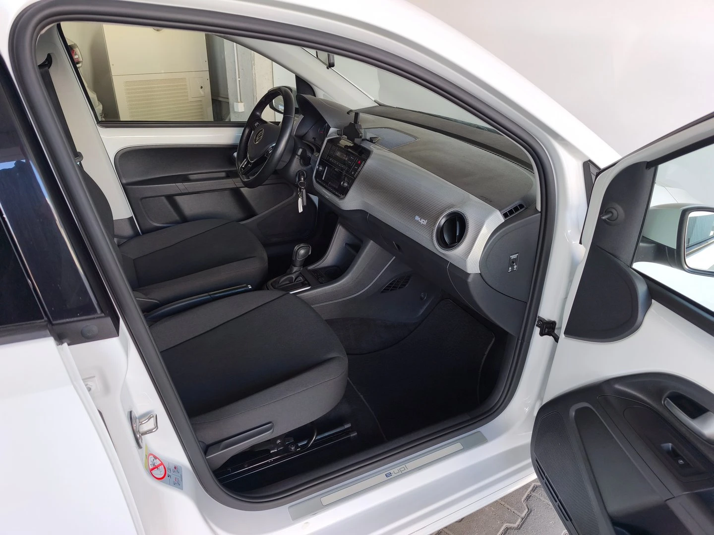 VW Up VW e-up! FWD 32.3 kWh, 61кВт/83к.с./1-ст - изображение 10