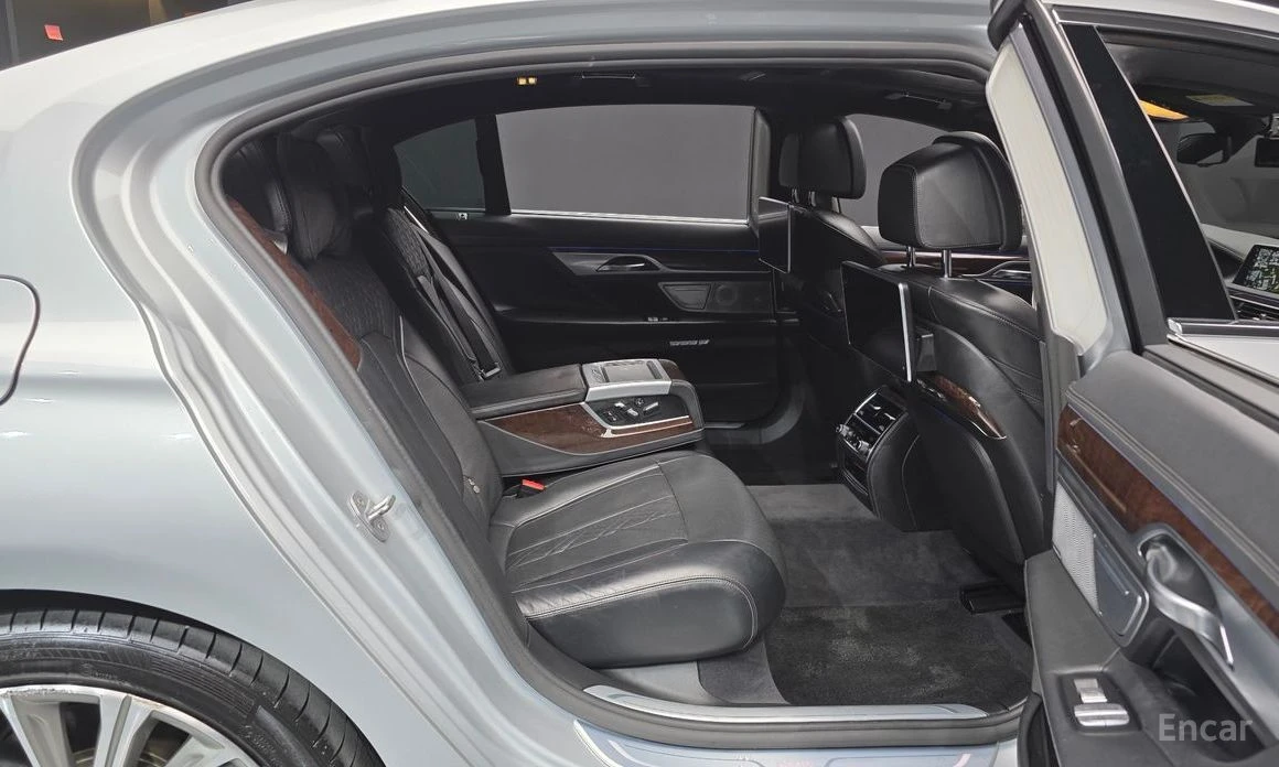 BMW 750 Li xDrive* BOWERS & WILKINS* HEAD-UP* 360 CAM* TV*, снимка 15 - Автомобили и джипове - 54241424