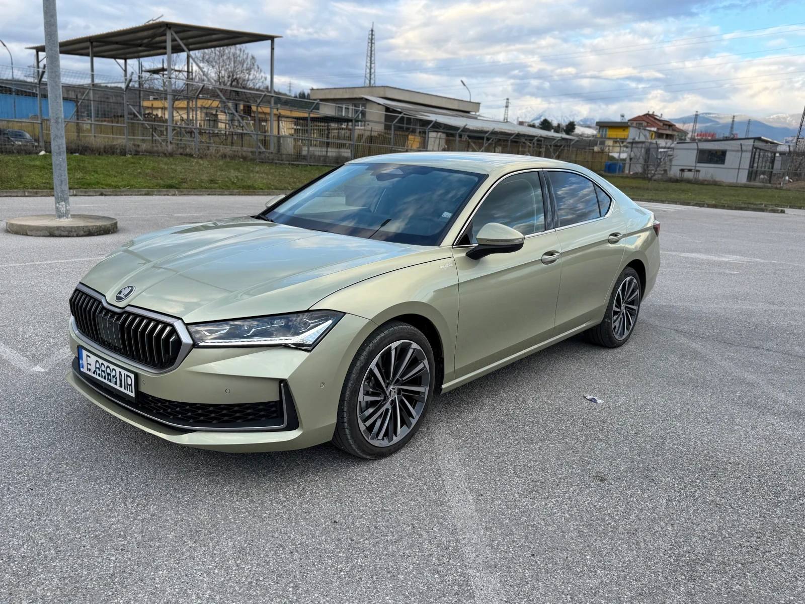 Skoda Superb LAURIN & KLEMENT 4 X 4  ГАРАНЦИЯ , снимка 2 - Автомобили и джипове - 55063901