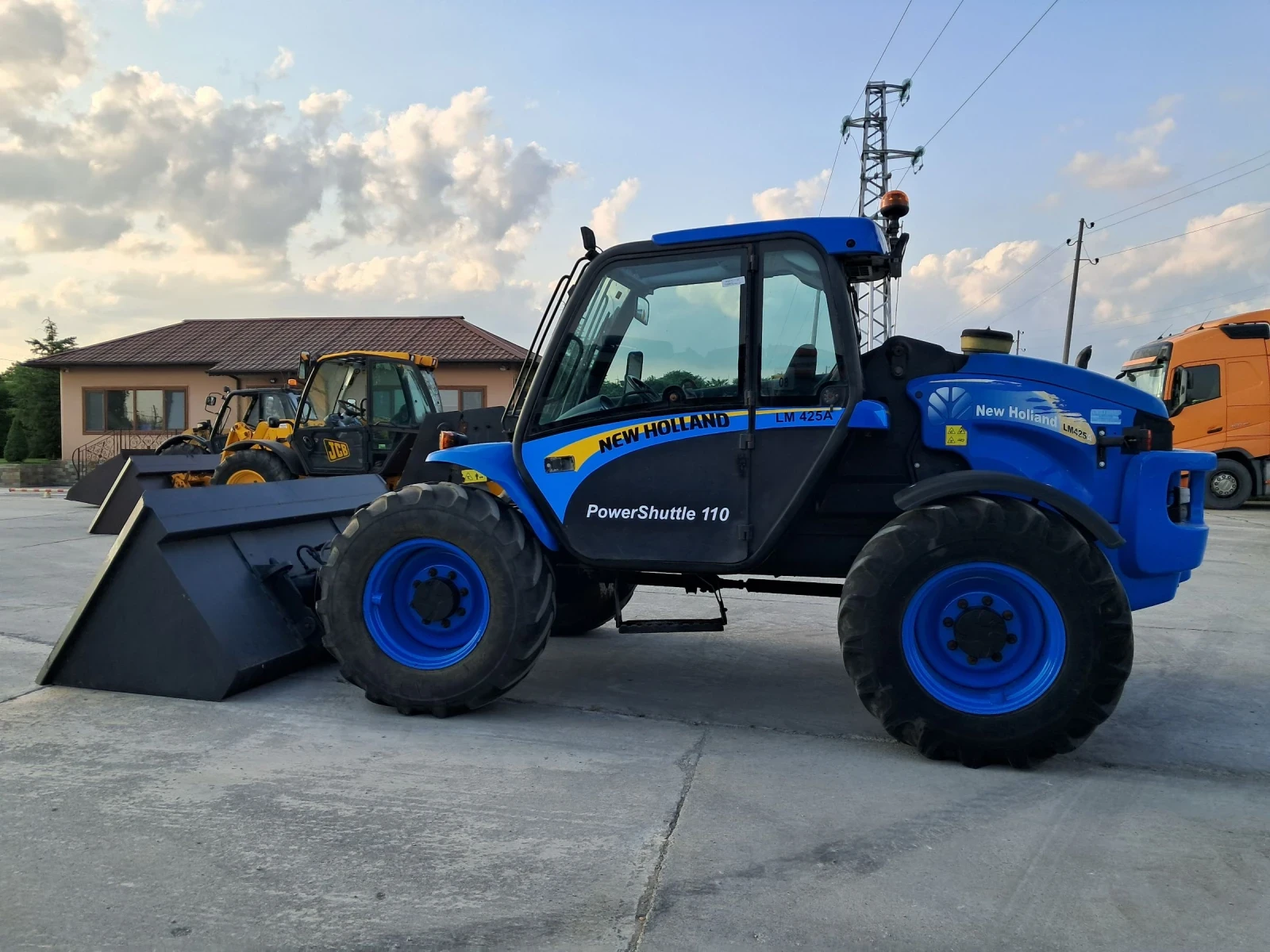 Телескопичен товарач New Holland LM 425 - изображение 3