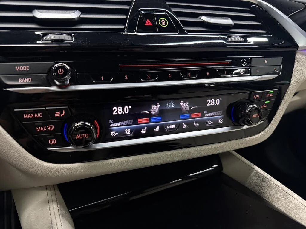 BMW 550 XDRIVE/МАСАЖИ/ПОДГРЕВ/ОБДУХВАНЕ/360 КАМЕРИ/ПАНОРАМ, снимка 12 - Автомобили и джипове - 55129611