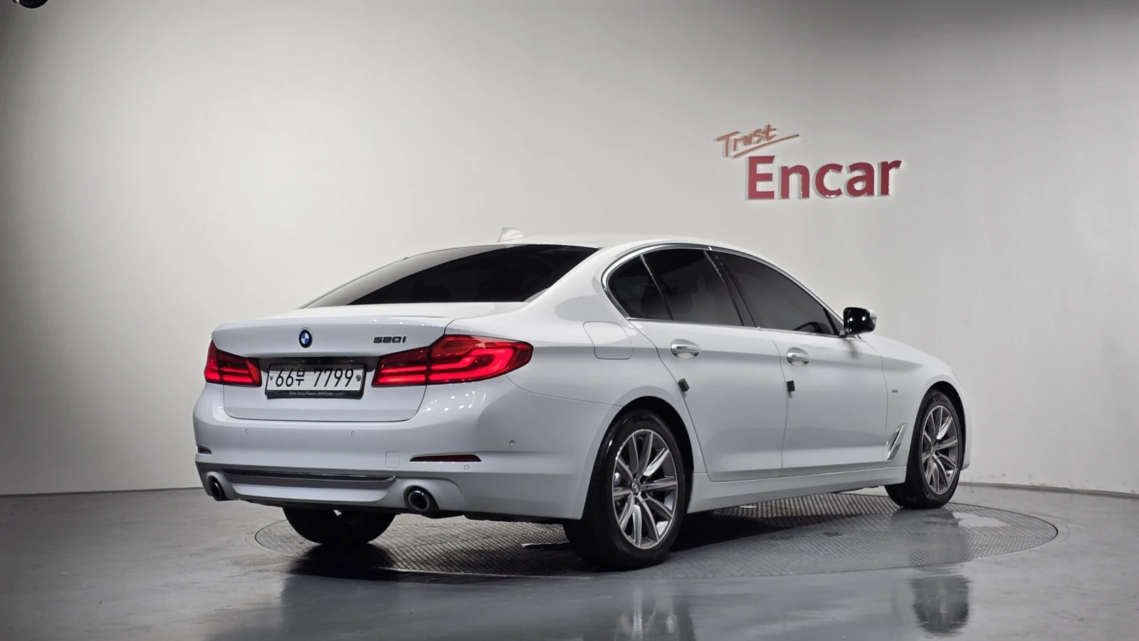 BMW 520 ЕЛ. БАГАЖНИК* BLIND SPOT* HUD* ЛЮК* КРАЙНА ЦЕНА, снимка 2 - Автомобили и джипове - 55344745