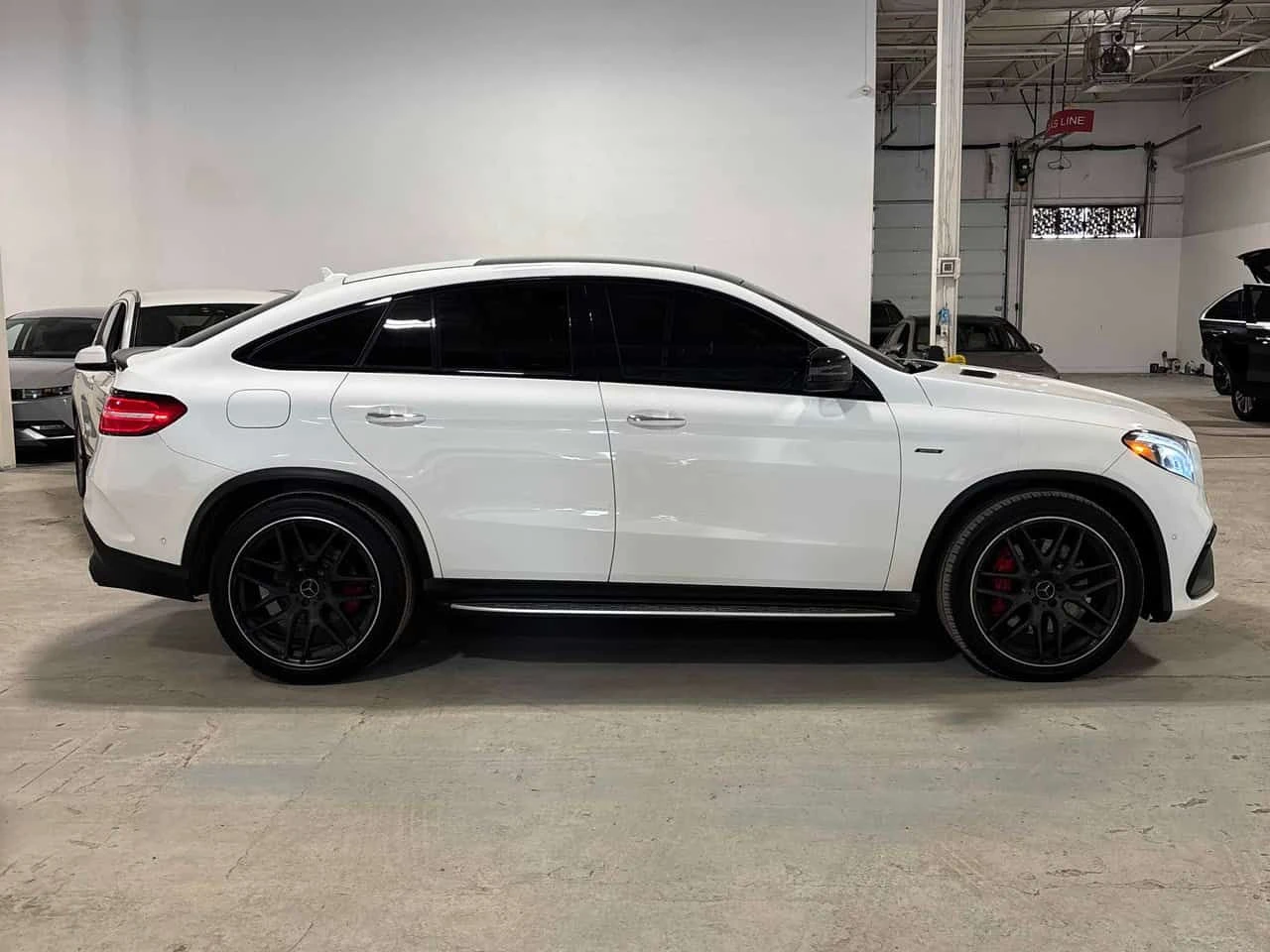 Mercedes-Benz GLE 450 AMG 63 PACK/360 CAM/AMBIENT/PANO, снимка 4 - Автомобили и джипове - 53842365