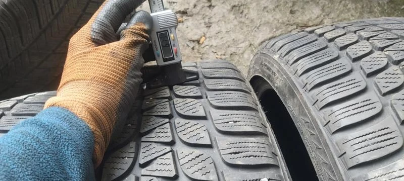 Гуми Зимни 225/40R19, снимка 4 - Гуми и джанти - 35133680