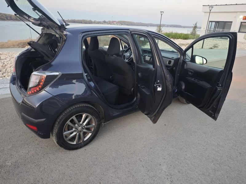 Toyota Yaris 1.0, снимка 11 - Автомобили и джипове - 48043134