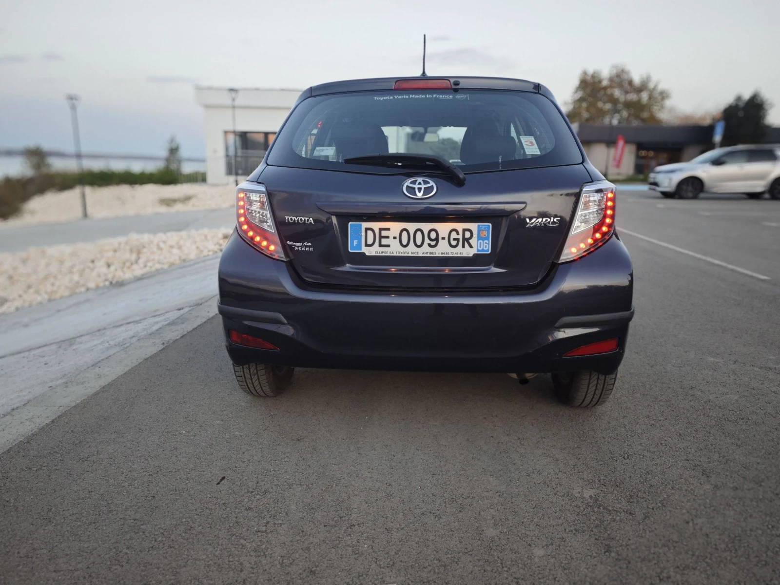 Toyota Yaris 1.0 - изображение 4