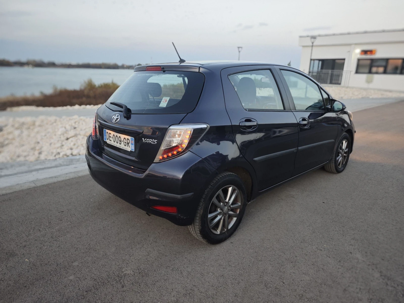 Toyota Yaris 1.0 - изображение 3