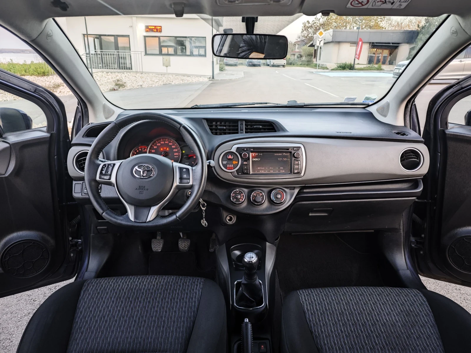 Toyota Yaris 1.0 - изображение 6