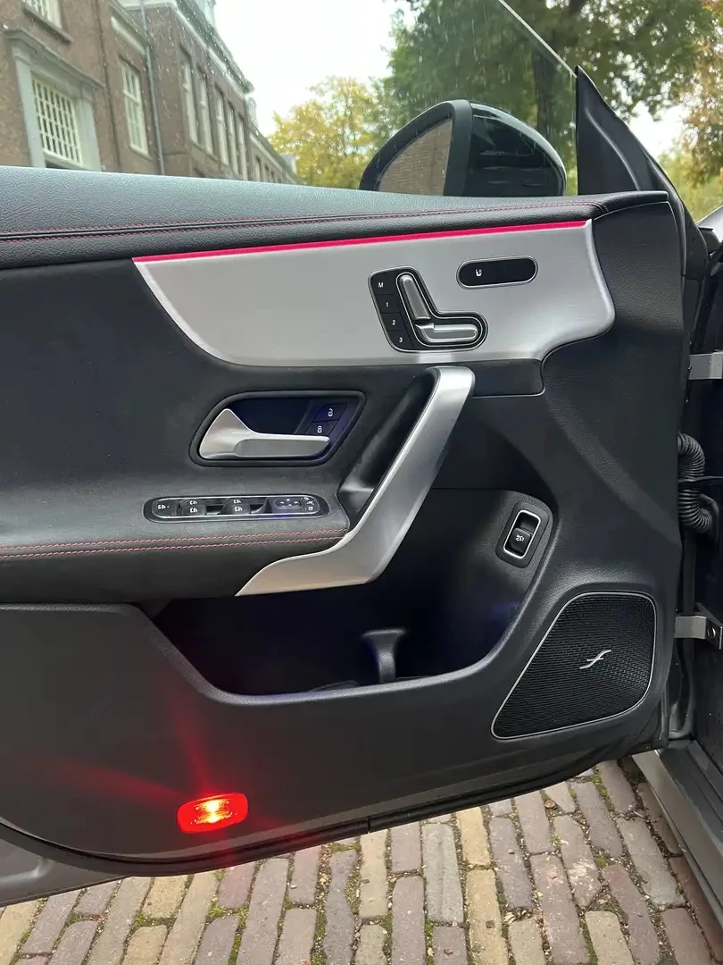 Mercedes-Benz CLA 180d Coupe AMG Line  - изображение 8