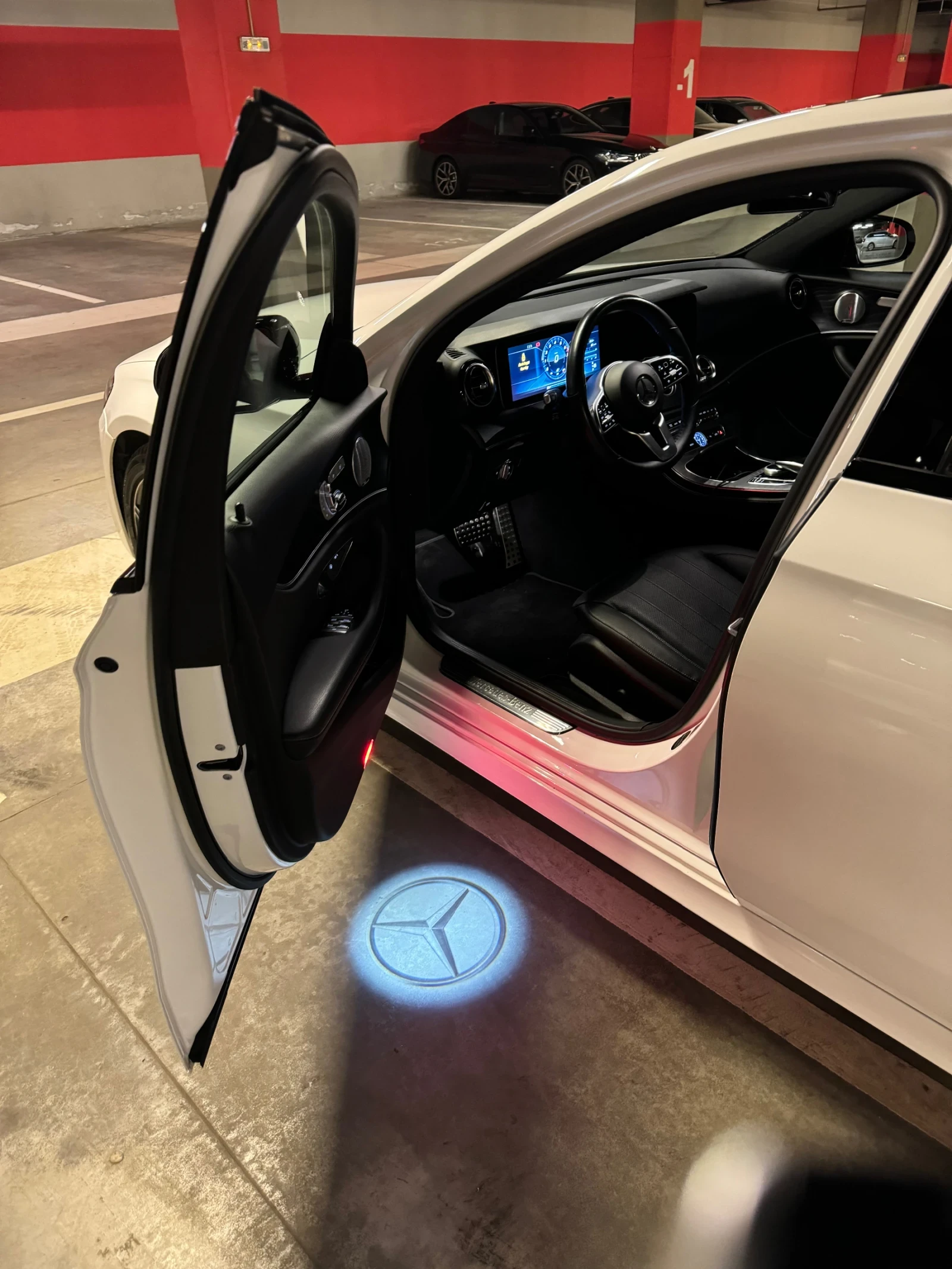 Mercedes-Benz E 300 AMG Line/Widescreen/Panorama/4MATIC, снимка 4 - Автомобили и джипове - 53749067