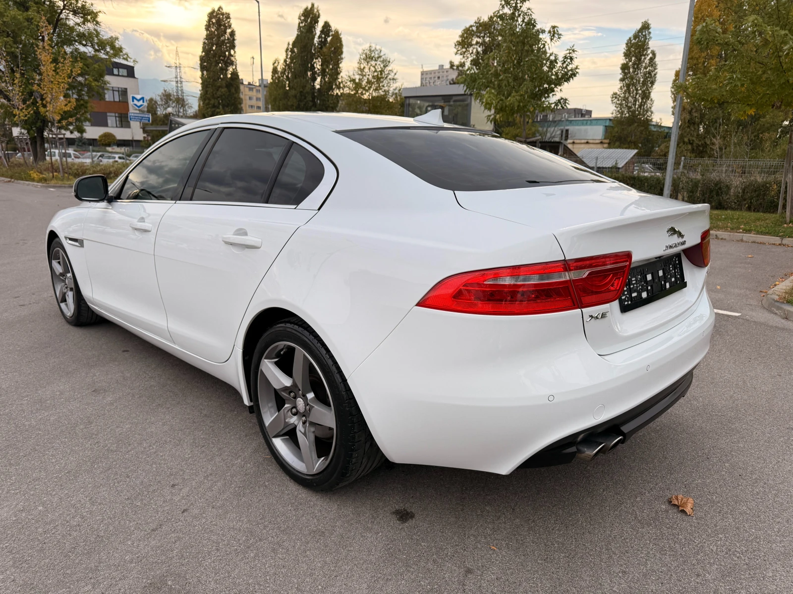 Jaguar XE 2.0D* СЕРВИЗНА ИСТОРИЯ* 163000*  - изображение 6