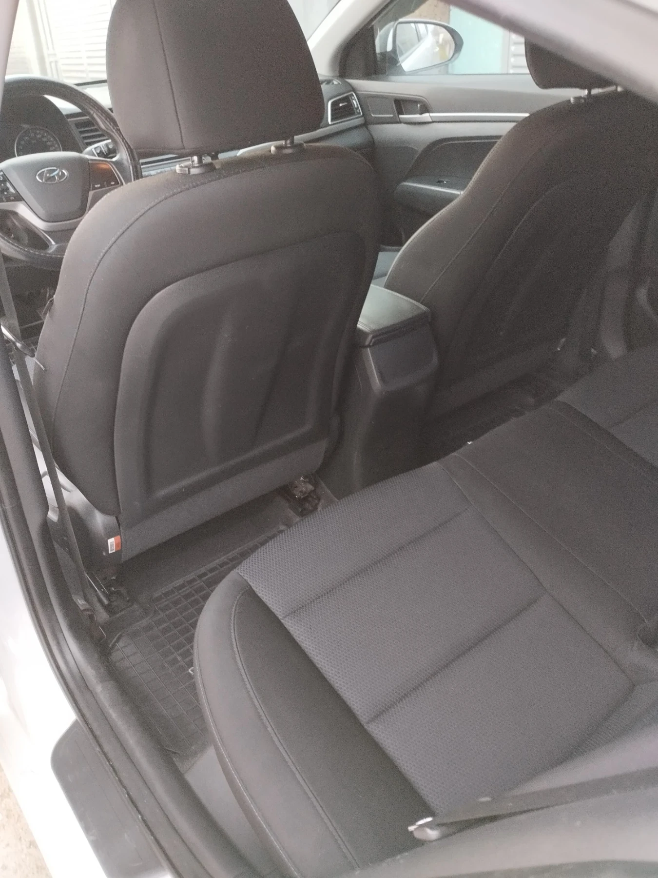 Hyundai Elantra 1, 6 crdi, снимка 9 - Автомобили и джипове - 54183579