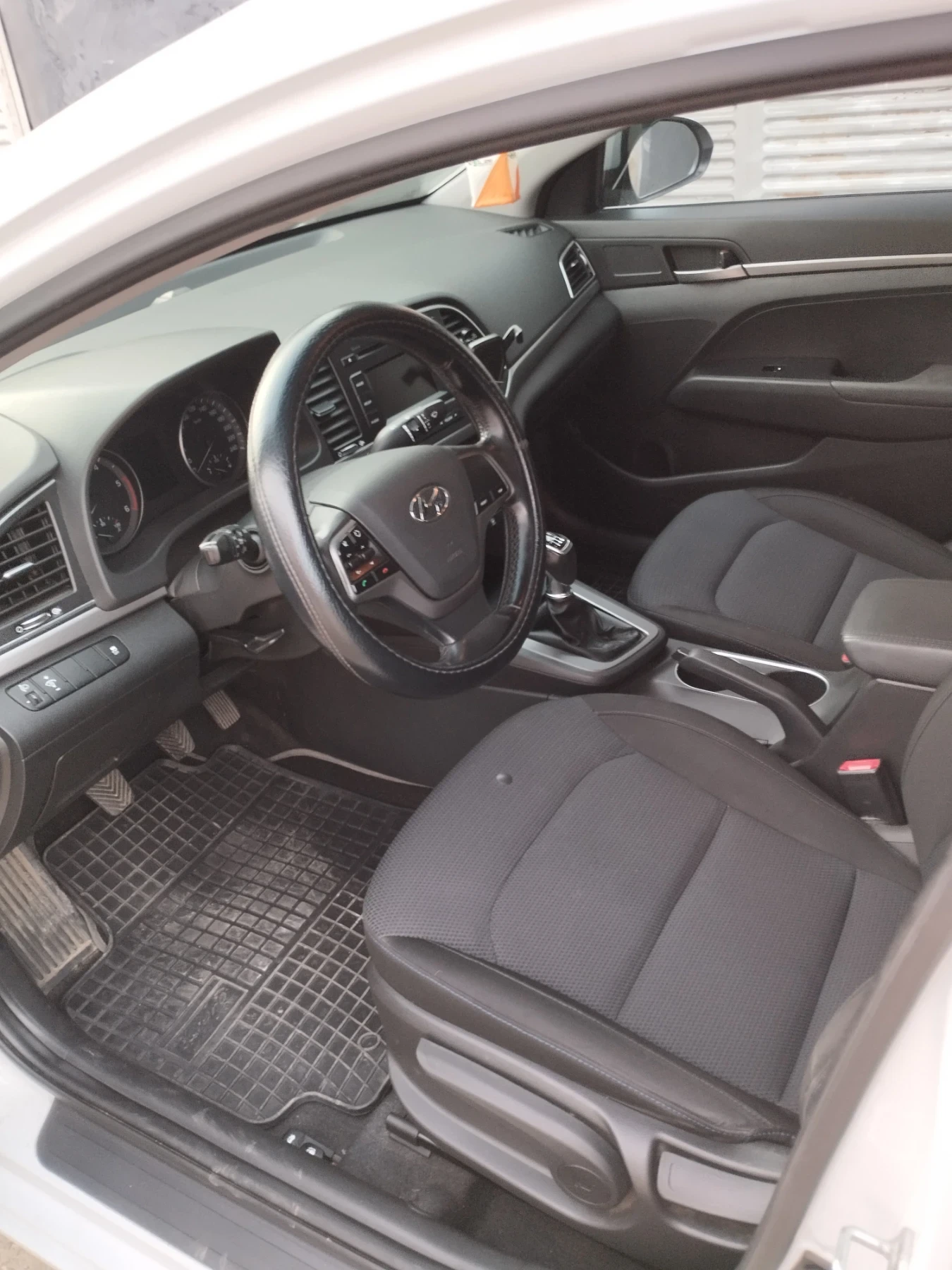 Hyundai Elantra 1, 6 crdi, снимка 7 - Автомобили и джипове - 54183579