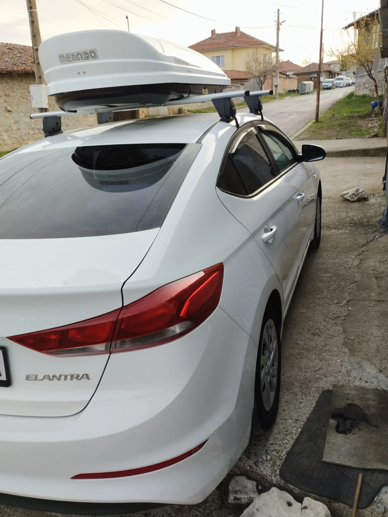 Hyundai Elantra 1, 6 crdi, снимка 4 - Автомобили и джипове - 54183579