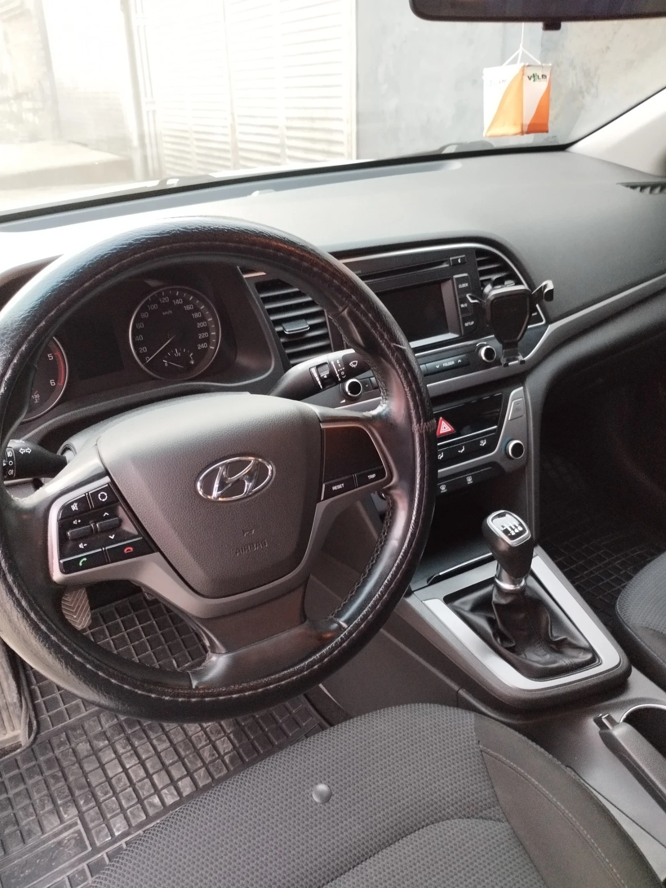 Hyundai Elantra 1, 6 crdi, снимка 8 - Автомобили и джипове - 54183579