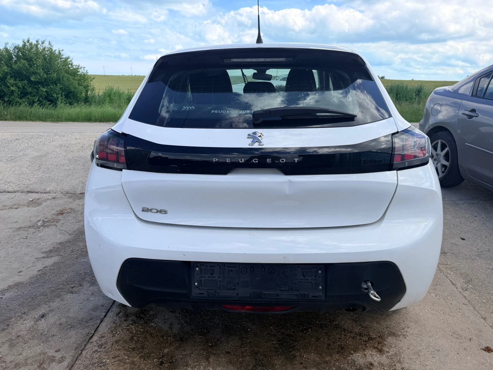 Peugeot 208 1.2 PureTech, снимка 7 - Автомобили и джипове - 55381956