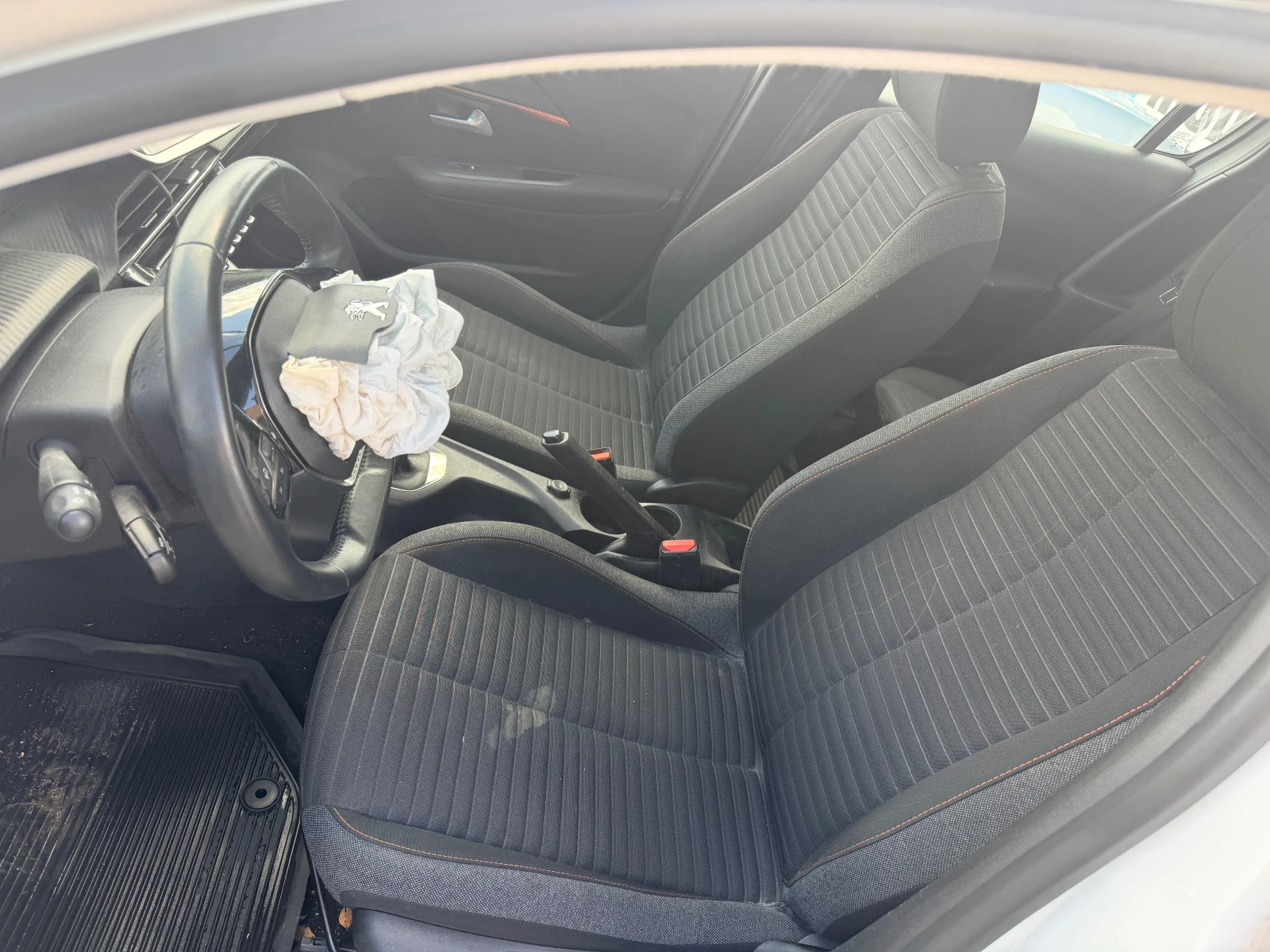 Peugeot 208 1.2 PureTech, снимка 10 - Автомобили и джипове - 55381956