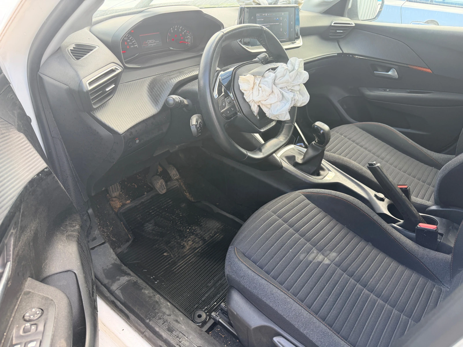 Peugeot 208 1.2 PureTech, снимка 9 - Автомобили и джипове - 55381956