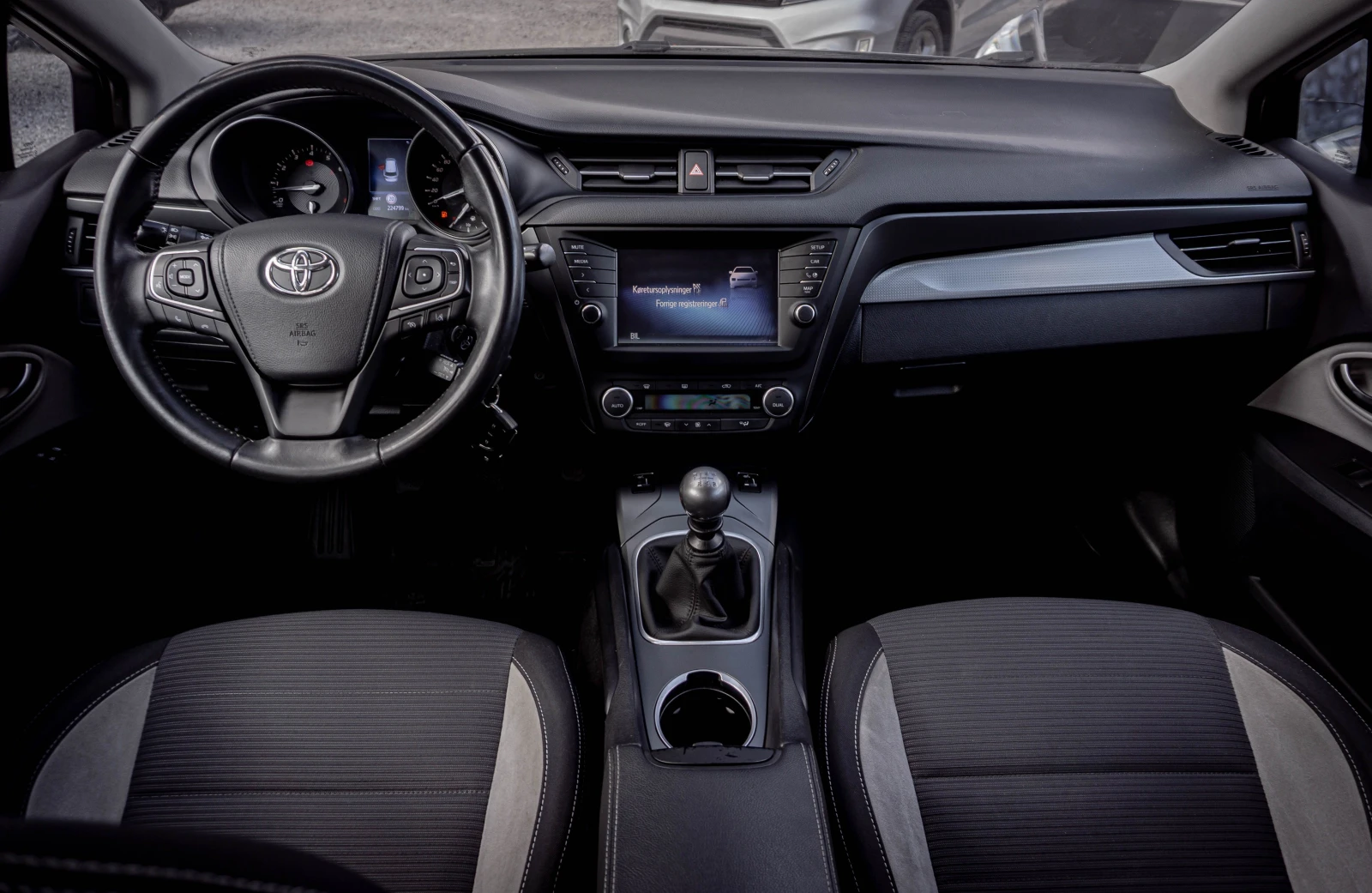 Toyota Avensis 1.8 бензин ТОП! С ГАРАНЦИЯ! , снимка 8 - Автомобили и джипове - 56253571