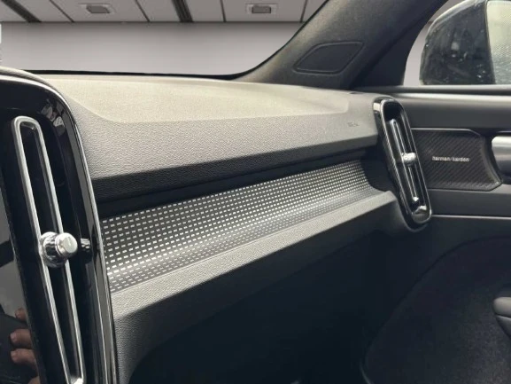 Volvo EX40 = Ultra Black = Heat Pump Гаранция, снимка 10 - Автомобили и джипове - 55099577