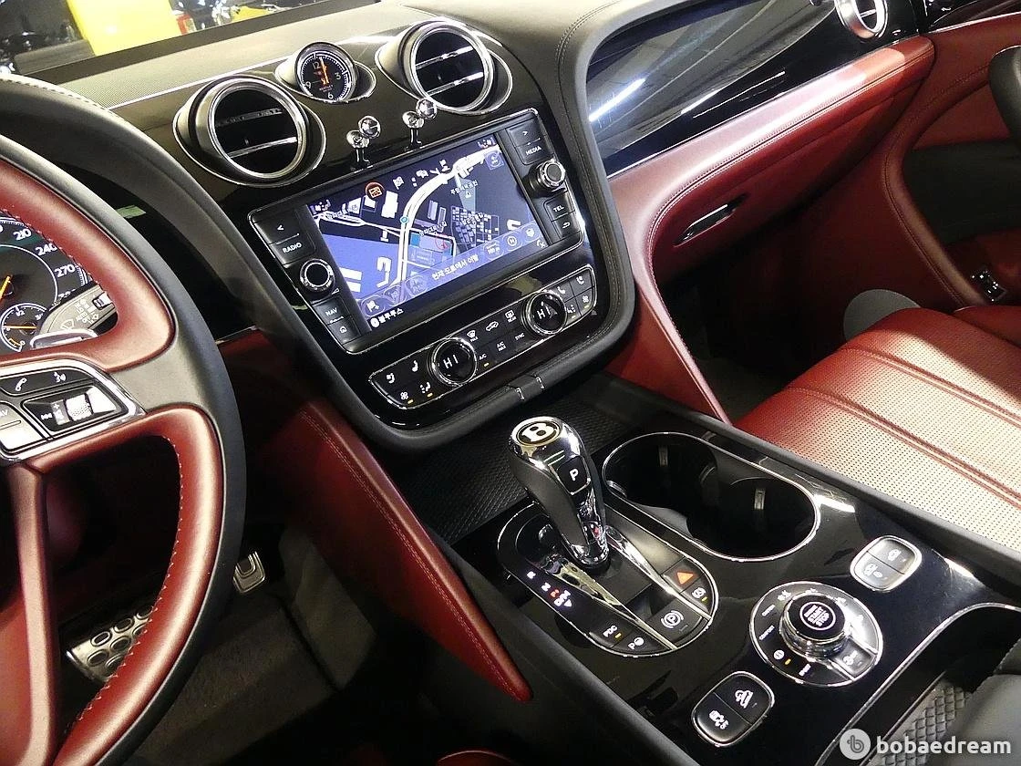 Bentley Bentayga V8* ЛЮК* ОБДУХВАНЕ* МАСАЖ* HUD* 360* КРАЙНА ЦЕНА, снимка 15 - Автомобили и джипове - 55336475