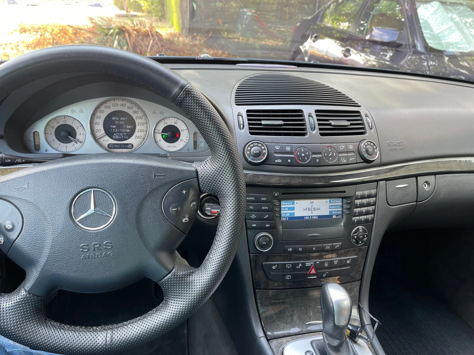 Mercedes-Benz E 220 Avantgarde Уникално запазена  - изображение 6