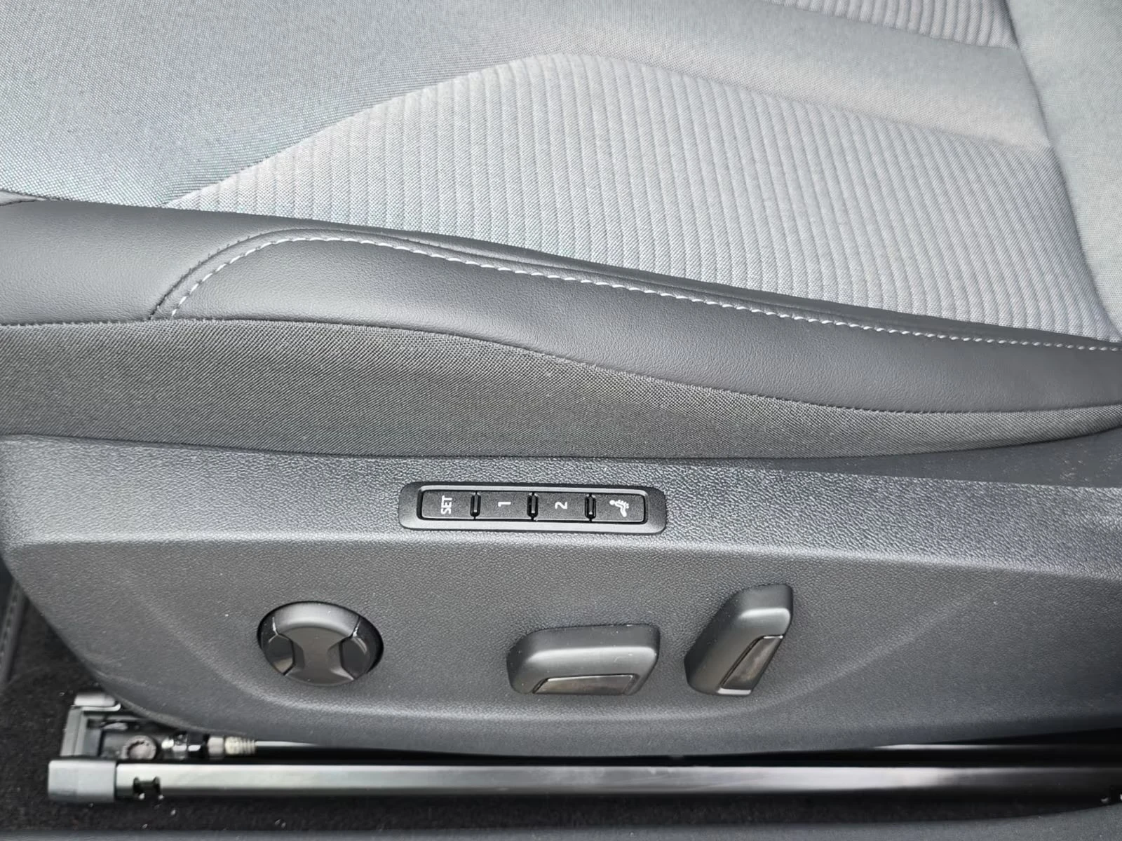 Skoda Enyaq 60 Lodge DISTR Matrix PANO Winter Package+ Keyless, снимка 12 - Автомобили и джипове - 54821388
