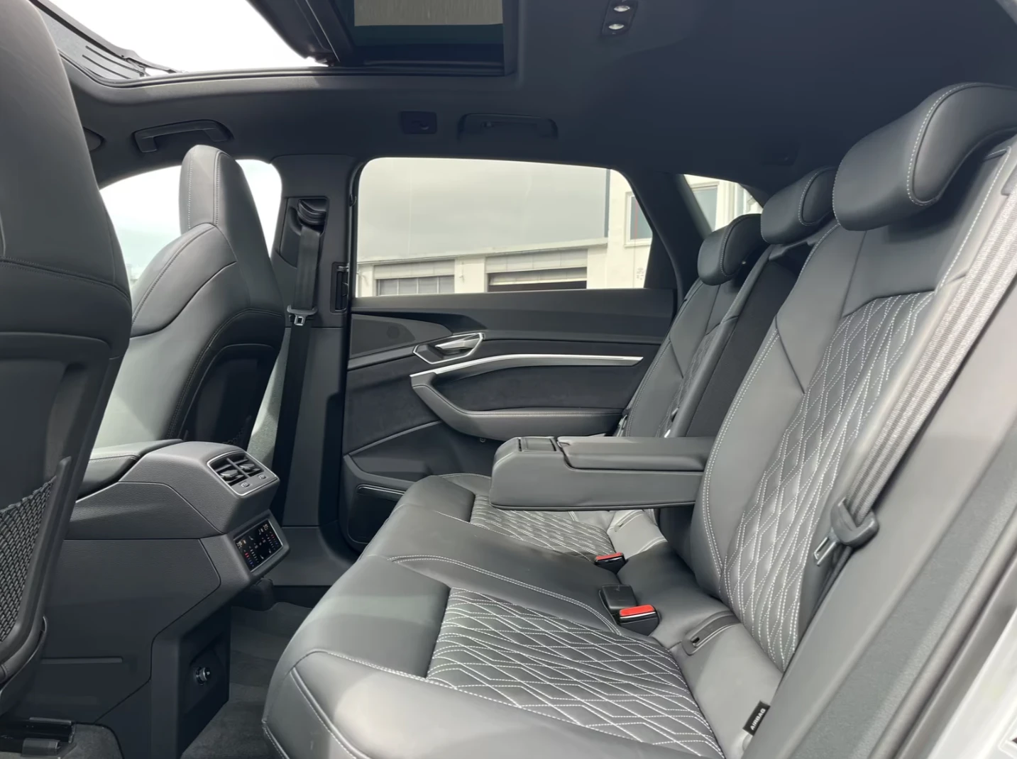 Audi E-Tron S* B&O* PANO* 360* MATRIX* HUD* , снимка 10 - Автомобили и джипове - 55298761