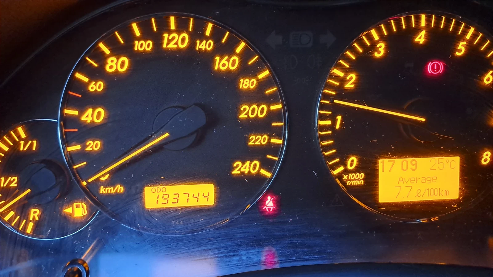 Toyota Avensis 1.8 I, снимка 9 - Автомобили и джипове - 56121797