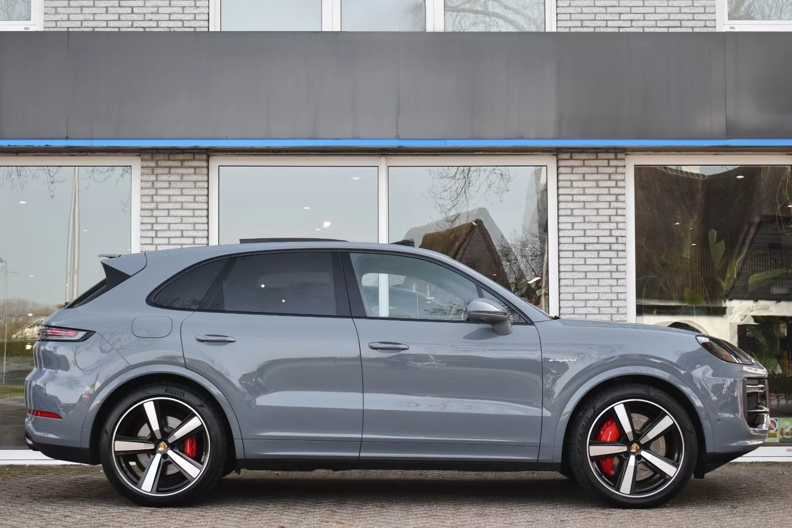 Porsche Cayenne TURBO / E-HYBRID / SPORT CHRONO / BOSE / HEAD-UP /, снимка 7 - Автомобили и джипове - 54869805