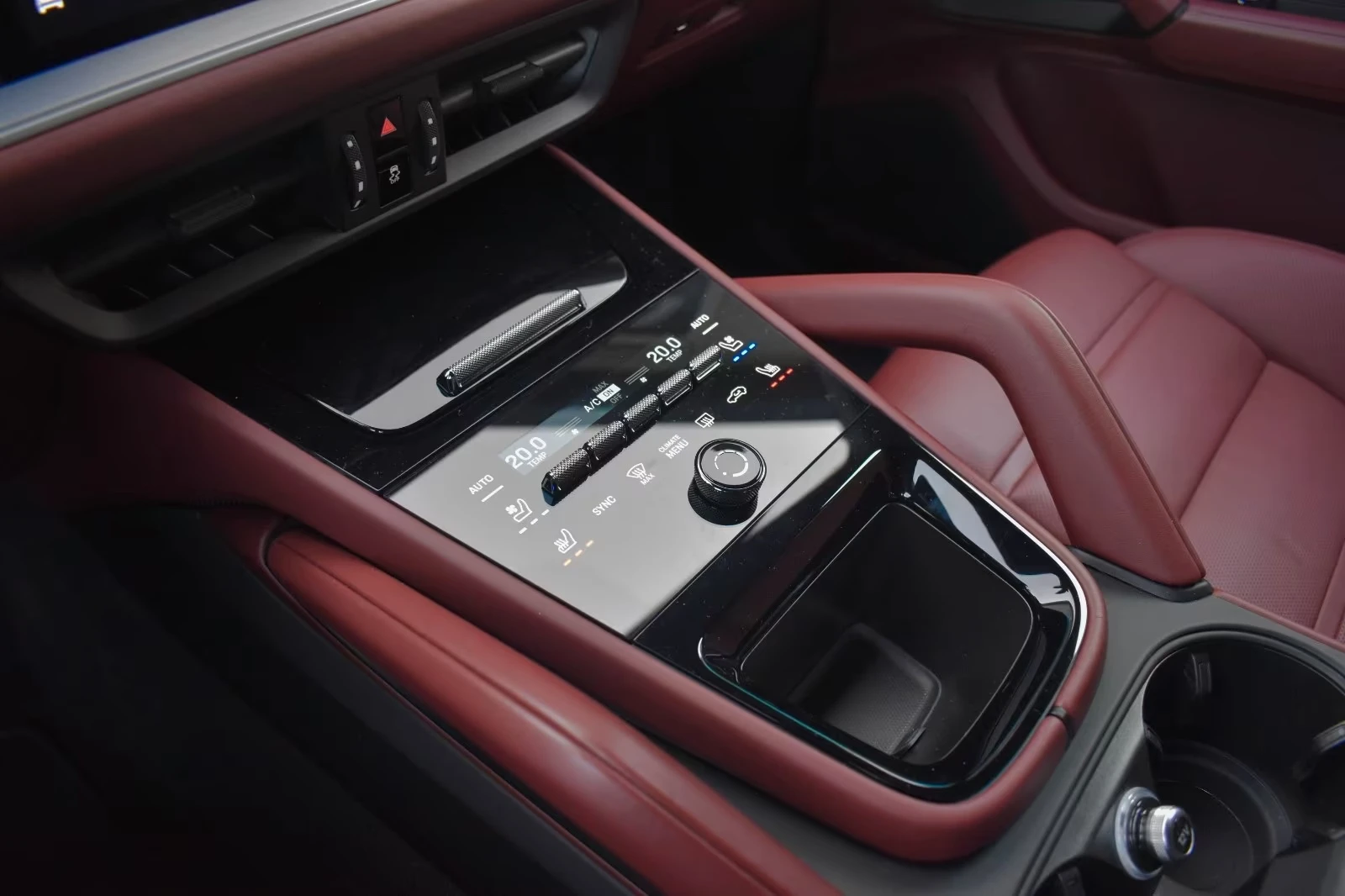 Porsche Cayenne TURBO / E-HYBRID / SPORT CHRONO / BOSE / HEAD-UP /, снимка 14 - Автомобили и джипове - 54869805