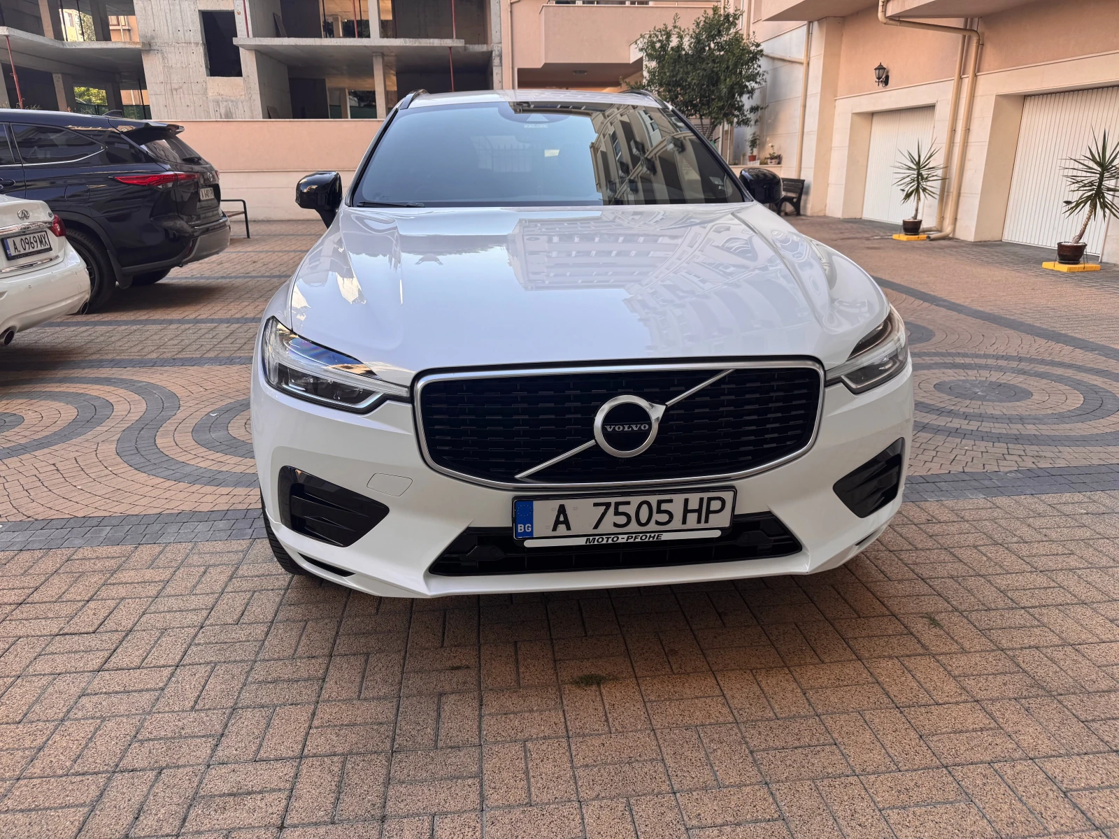 Volvo XC60 T5 R-Design, снимка 2 - Автомобили и джипове - 55547061
