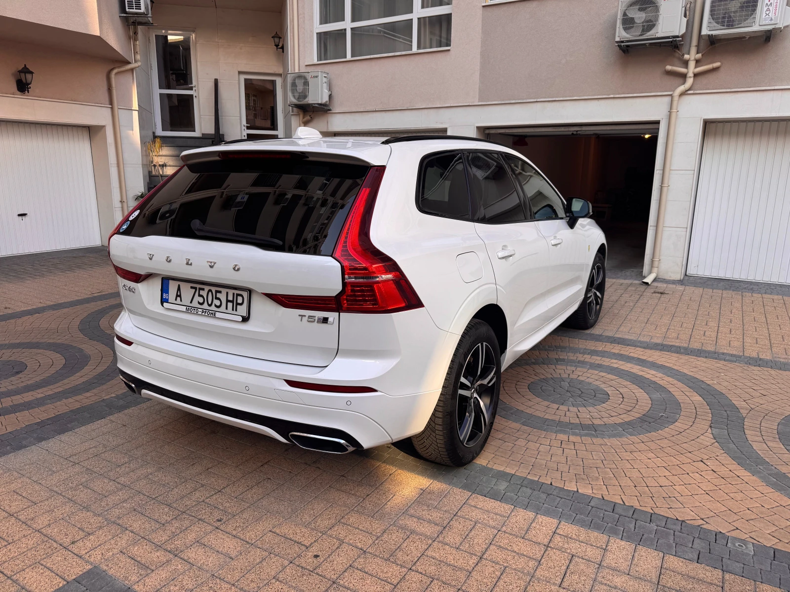 Volvo XC60 T5 R-Design, снимка 5 - Автомобили и джипове - 55547061