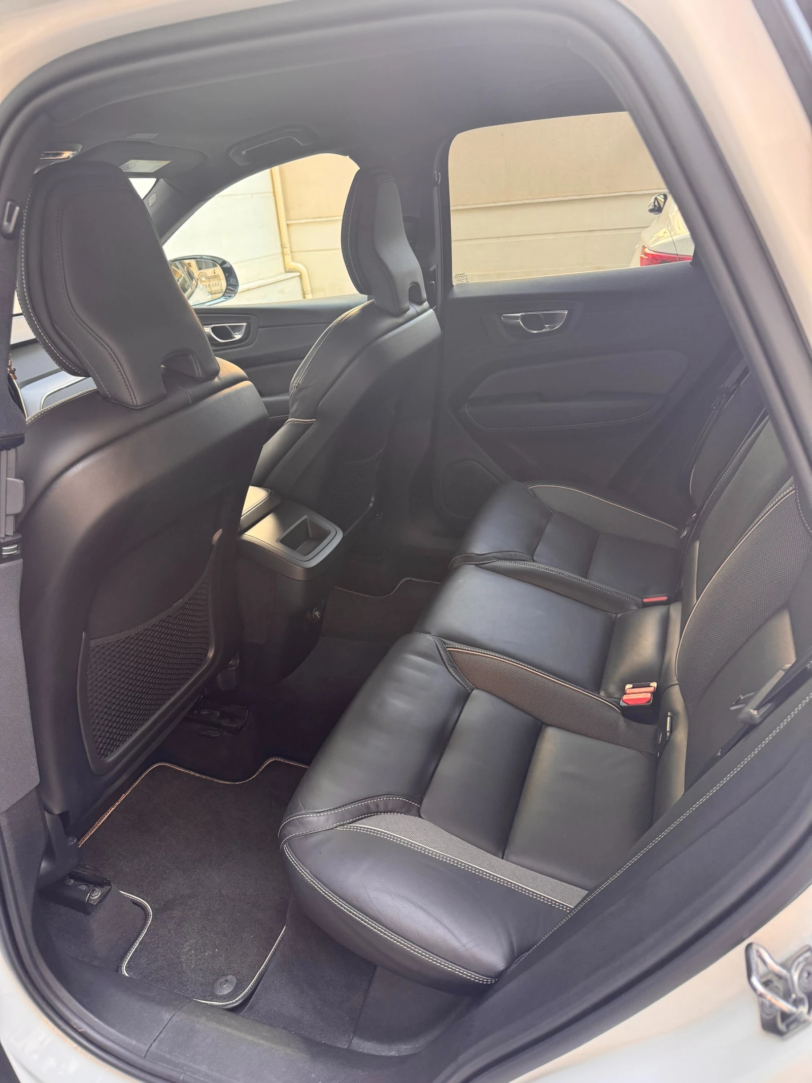 Volvo XC60 T5 R-Design, снимка 11 - Автомобили и джипове - 55547061