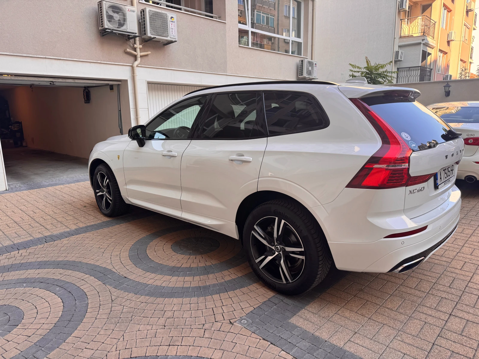Volvo XC60 T5 R-Design, снимка 4 - Автомобили и джипове - 55547061
