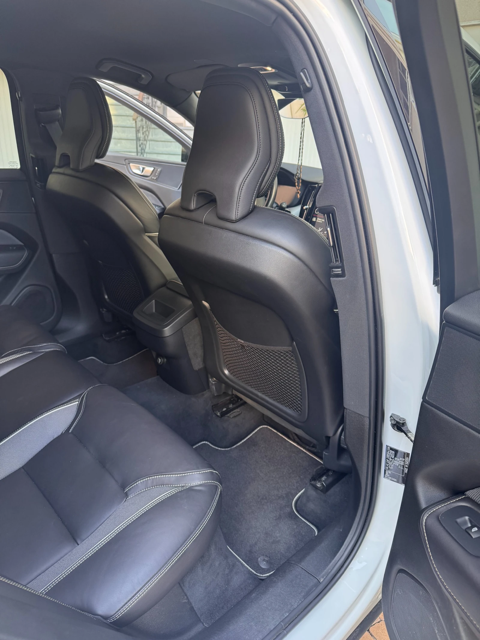 Volvo XC60 T5 R-Design, снимка 14 - Автомобили и джипове - 55547061