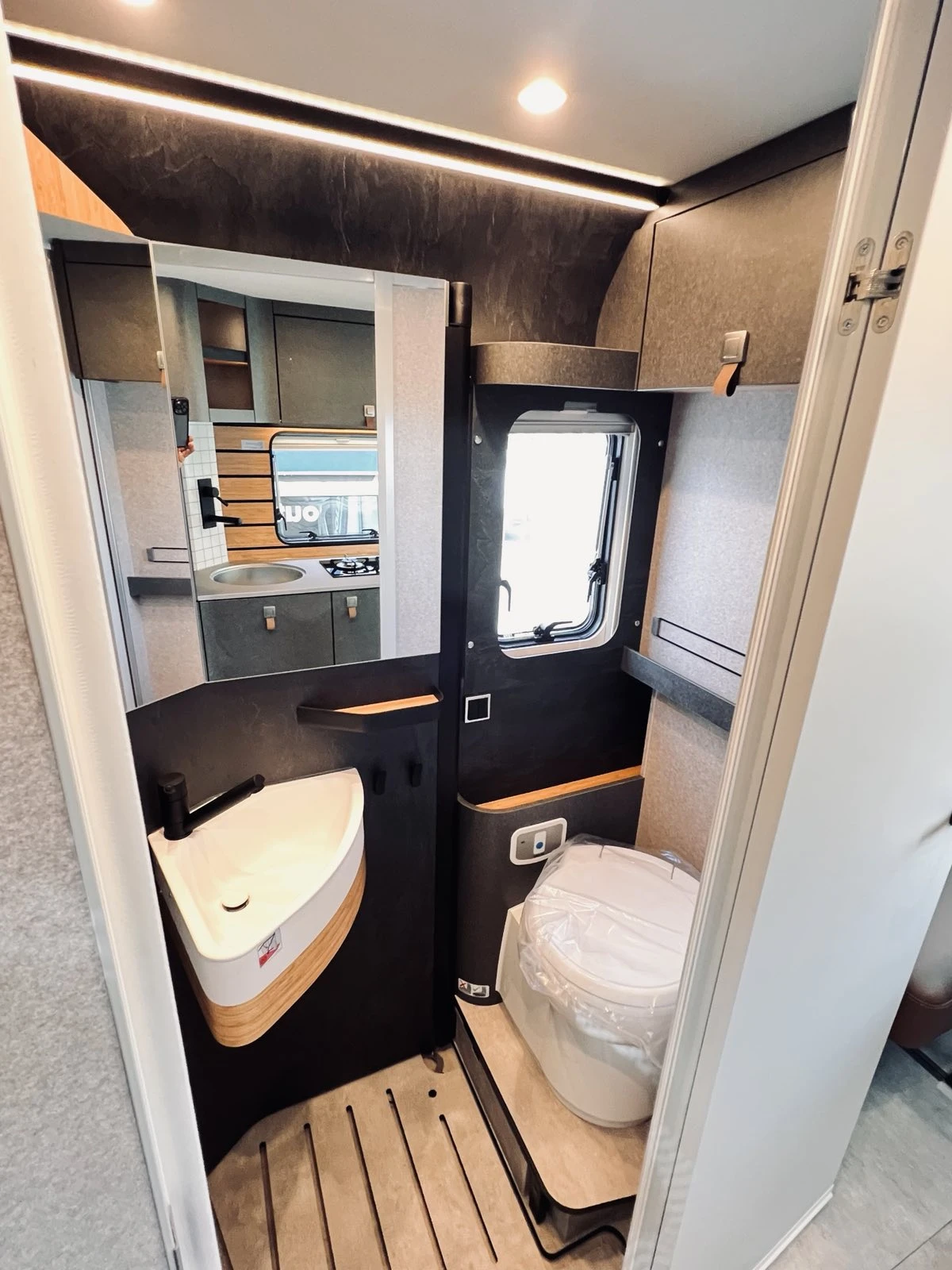 Кемпер HYMER / ERIBA ПРОМО ЦЕНА!!!!4x4² Venture S Luxury A-Class, снимка 14 - Каравани и кемпери - 37923834