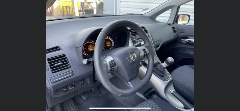 Toyota Auris, снимка 10 - Автомобили и джипове - 47504213