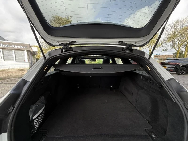 Mercedes-Benz E 200 AMG, снимка 9 - Автомобили и джипове - 53143933